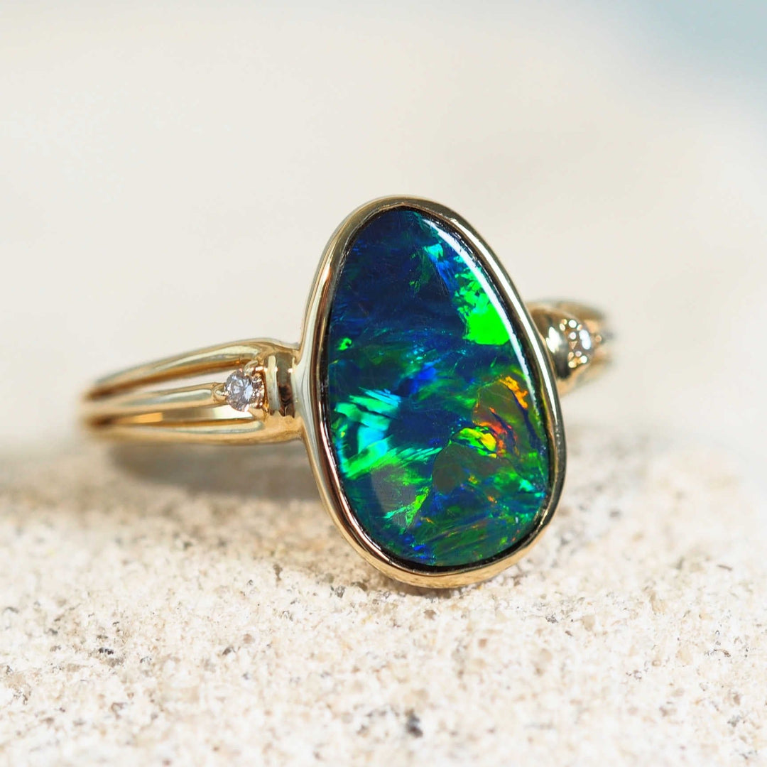 Zara – 14 Carat Gold Multicolor Opal Ring