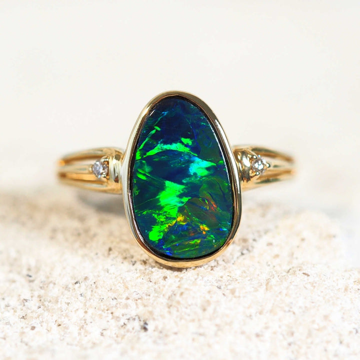 Zara – 14 Carat Gold Multicolor Opal Ring